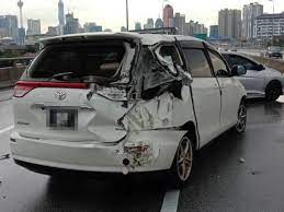 Zaim hasmi bin jamaludin yallah aku salute la ngan driver lori sebab pantas dengan cekap untuk selamatkan budak tercampak tu.allahu kenapa driver myvi putih tu laju sngt da la x kunci pintu membahaya kan diri.abam lori is hero. Budak Tercampak Keluar Kereta Jatuh Jejambat