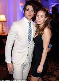 She is an actress, known for unregistered (2018), flag day (2021) and elvis & nixon (2016). Dylan Penn Splits From Boyfriend Steve Mcqueen In 2021 Steven Mcqueen Steve Mcqueen Celebrity Updates