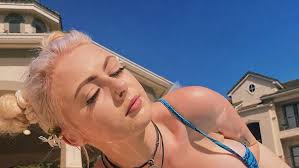 Apját okolja Carrie Sage, hogy pornós lett - fotó - ORIGO