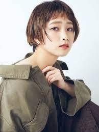 ウェット質感のショートスタイル 丸顔 20代 30代におすすめナチュラル 大人カジュアル モード小顔マッシュ 眉上 ショートバング ブラウン ヘアサロン予約 ozmallビューティ 丸顔 ショート ショートバング ヘアサロン