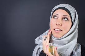 Hasil gambar untuk wanita muslimah pakai parfum