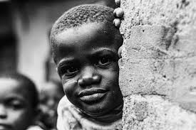 EXPOSITION* Le Fil de John Vink L'exposition explore le lien intemporel  entre les histoires et les parcours de vie, souvent imbriqués les uns dans  les autres. Ce fil, tissé au fil des