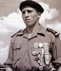 Un glaive pointe en bas, des rayons entourant la partie haute au niveau de la poignée et l'inscription « croix de la valeur militaire ». La Croix De La Valeur Militaire Reserve Citoyenne