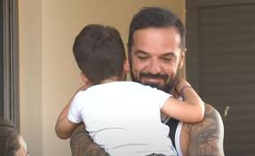 Οι εικόνες των σκοτωμένων παιδιών τη συγκλόνισαν και χωρίς δεύτερη σκέψη αποφάσισε να κάνει κάτι για να δείξει. Aqmrq0d8dhtdkm