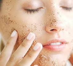 Kedua bahan tersebut dapat mengangkat minyak pada kulit tanpa membuat kulit jadi kering. 10 Rekomendasi Face Scrub Terbaik Untuk Wajah Sehat Dan Bercahaya 2019