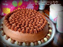 «décorez ce gâteau avec les enfants en utilisant les friandises de votre choix.» Gateau D Anniversaire Au Chocolat Recette Par Docteur Chocolatine