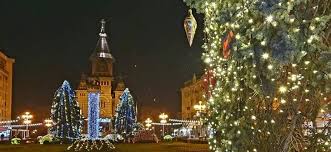 Astfel, programele de functionare ale hipermarketurilor, sufera modificari in functie de zilele care se anunta a fi mai aglomerate. S Au Aprins Luminitele De Sarbatori In Centru La Timisoara Cum E