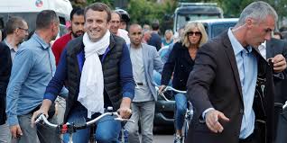 Le président de la république souhaite ainsi montrer aux français qu'il est le premier à respecter les consignes de. Macron Au Touquet Table 10 Sole Et Chablis Avec Un Glacon