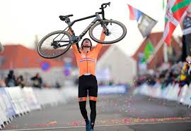 Wk veldrijdenhet wk veldrijden wordt vanmiddag afgesloten met de titelstrijd bij de mannen elite. Topfavoriet Haalt Het Van Der Poel Is Wereldkampioen Veldrijden De Morgen