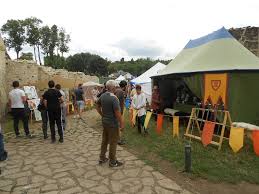 A debutat joi seara cu o parada pe un traseu prestabilit din oras, a tuturor participantilor la eveniment: Foto 50 De Spectacole Zilnice La Festivalul Medieval De La Suceava