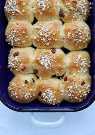Kolumne Mein Februar Und Was Ihn Richtig Gut Gemacht Hat Emma Bee Rezept Rosinenbrotchen Kochen Und Backen Brot Selber Backen Rezept