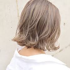 カール感でマンネリ解消 ボブのカールスタイル 毎日同じスタイルに 飽きておりませんか コテ巻きやパーマで いつものヘアスタイルにアクセントを カットはシンプルなワンレングスボブ 全て同じ長さで切られたボブ 量感調整や質感