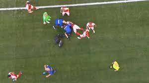 Eriksen ha un arresto cardiaco. Europei Attacco Cardiaco Per Eriksen A Terra Privo Di Sensi Durante Danimarca Finlandia Il Medico Sportivo Per Fortuna E Successo In Campo Il Video Open