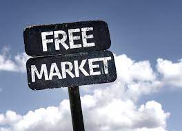 Free market) بأنّها السوق التي تُمكّن المشترين والبائعين من إبرام الصفقات التي يرغبون بها دون أيّ تدخّل من أيّة جهة، باستثناء قوى العرض والطلب، ومن الأمثلة المشابهة لها سوق الأوراق المالية،١وتتمّ هذه العملية في نظام اقتصاديّ يخضع لقدر ضئيل من سيطرة الحكومة، بحيث يتمّ تحديد الأسعار والأرباح حسب مستوى الطلب على السلع والخدمات.٢ Ù…Ø§ Ù‡ÙŠ Ø§Ù„Ø³ÙˆÙ‚ Ø§Ù„Ø­Ø±Ø© Ø£Ù†Ø§ Ø£ØµØ¯Ù‚ Ø§Ù„Ø¹Ù„Ù…
