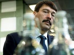 Jun 03, 2021 · a magyar közlöny múlt szerdai számában jelent meg a határozat, amely szerint áder jános köztársasági elnök felmentette korom ferencet, a magyar honvédség parancsnokát. Ader Janos Hol Volt Az Elmult Het Evben Reflektor
