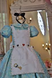 La protagonista principal de este fantástico cuento es alicia, una niña curiosa e inquieta que en una tarde de verano sigue a un conejito que parece que llega tarde a algún sitio. Pin En Tarjetas