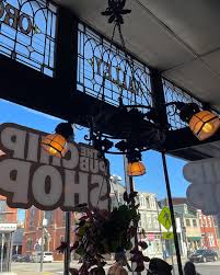 Our October trip was delicious & spooky 🤩🎃 @thepubchipshop has authentic  fish & chips, delicious donuts, and some spooky history 👻 The atmosphere  was amazing, and owner Drew Topping had the coolest