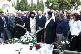 Τρεις μέρες αργότερα, έγινε η κηδεία του στο α' νεκροταφείο αθηνών. Egine To Mnhmosyno Gia Ta 14 Xronia Apo To 8anato Toy Andrea Papandreoy Ta Nea