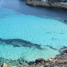 Os Impressionantes Tons De Azul Da Rabbit Beach Em Lampedusa A Praia Foi Mais Uma Vez Eleita A Mais Bonita Da Italia Eu Fui Conferir E Dou Sicilia