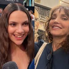 Dafne Keen & her Mom ❤️
