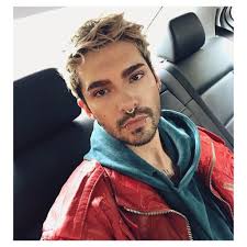 This is his signature appearance, the same as lady gaga has her trademark appearances, although he's some pretty crazy hairdos. Dia On Twitter Bill Kaulitz An Icon Broke Gender Standards A Decade Ago Singer Songwriter Model Designer Tattoo Artist His Hair Probably Hates Him Https T Co Tzi7fhyn5a