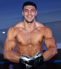 Here is a table listing recommended body weights for a range of testing extra. Love Island 2019 Tommy Fury Weight And Height Revealed How Does He Stay Fit Express Co Uk