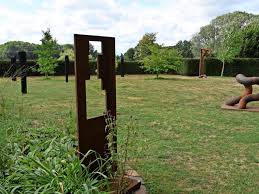 Schmiedemeister und metallkünstler thomas hochstädt hat ein kunstwerk aus schmiedeeisen und glas gefertigt, welches wohl jeden garten als blickpunkt dienen kann. Gross Munzel Kunst Aus Eisen Und Holz Im Garten Pristin