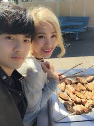 Đông Nhi thân thiết với em gái xinh đẹp của bạn trai đại gia