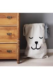 Ikisi de poplin kumaştan el işi olarak hazırlanmıştir.rengarenk okuya özel çamaşır aplikeli torba yine boncuklarla süslendi.çapa desenli düğmeler iki torbaya da renk katıyor.ayrıca dikine açılan bez torbasi enli mavi fistoyla süslendi.55*35. Kirli Torbasi Fiyatlari Ve Modelleri Hepsiburada