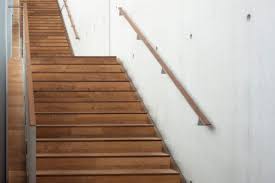 Soll eine betontreppe mit holz verkleidet werden macht es sinn die treppenstufen nach maß anfertigen zu lassen. Treppenbelag Aus Holz Auf Beton Verlegen Tipps Tricks