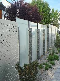 Es gibt bereiche im garten, da möchte man einfach ungestört die ruhe genießen könnnen und dabei nicht unbedingt von den nachbarn oder fremden menschen gesehen werden. Glas Und Edelstahl Als Sichtschutz Im Garten Modern Garten Stuttgart Von Blochle Und Schwaller Gbr Houzz