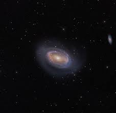 Las galaxias son discos rotantes compuestos principalmente de gas hidrógeno, polvo y estrellas. A Galaxia Espiral Dun Brazo Ngc 4725 Gciencia