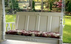 Schaukel Zum Aufhangen Mit Ruckenlehne Aus Einer Alten Tur Shabby Chic Veranda Alte Fenster Verandaschaukel