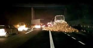 Incidente sull'a1 tra pontecorvo e ceprano, tre chilometri di coda per un triplo incidente mortale, ecco i percorsi alternativi al traffico. Maxi Tamponamento Sull A1 Tra Frosinone E Ceprano Un Morto Un Giovane In Fin Di Vita Ed Una Ventina Di Feriti Coinvolti Due Auto Due Pullman Ed Un Tir Cronache Cittadine