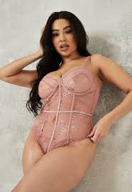 Découvrez nos strings et tangas pour femmes de grandes marques de lingerie. Body String De Lingerie En Dentelle Mauve A Bordures Gansees Grande Taille Missguided
