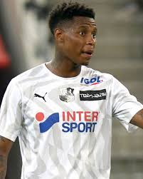 Fourfourtwo reports that the former university of pretoria's agent has been contacted by amakhosi for a meeting with the player. Bongani Zungu