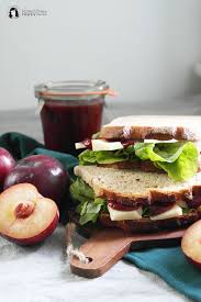 Bemme Ostdeutsch Fur Stulle Oder Butterbrot Mit Kase Und Herzhaftem Pflaumen Ketchup Nom Noms Food Rezept Brot Mit Kase Lebensmittel Essen Herzhaft