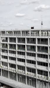 In dem ehemaligen fabrikgebäude sind unter anderem die aufbau verlagsgruppe, die dem haus seinen namen gegeben. Aufbau Haus 84 Barkow Leibinger Archdaily