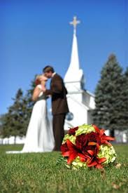 There are two main approaches to wedding photography: Wedding Photographers In Mankato Minnesota Blue Earth County