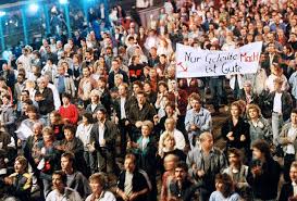 E siccome è una storia molto complicata ve ne raccontiamo solo i punti essenziali, semplificandola un po'. 9 Ottobre 1989 Ecco Come Da Una Chiesa Di Lipsia Si Arrivo Al Crollo Del Muro Di Berlino Berlino Magazine