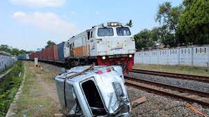 Nongkrong di malioboro, malah dapat momen kereta api berkepala dua!kawasan perlintasan jaga lintasan (pjl) geser malioboro merupakan salah satu titik. Gran Max Disambar Kereta Barang Di Jerakah Semarang Satu Penumpang Luka Parah Di Bagian Kepala Tribun Banyumas