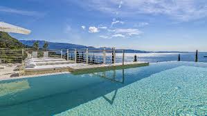 Ferienhaus in alleinlage am gardasee, eigener pool, 10000 qm garten, privatstrasse, haus der kunst, des designs der lebensfreude, quellwasser, ein eden auf erden, hund, zaun, wlan. Luxus Ferienhaus Gardasee Private Villen Mit Flair
