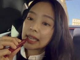 Perfeita! Jennie Kim, integrante do grupo Blackpink, foi vista usando o  Rhode Peptide Lip Tint, na cor Raspberry Jelly, da marca de Hailey Bieber,  em seu mais recente vlog da Paris Fashion Week no ...