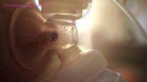 ミルクでいっぱいの胸の本当の搾乳