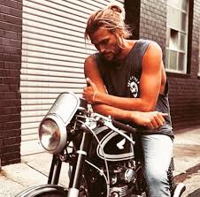 hotdudeswithbeardsandbuns : le compte Insta des hommes sexy avec un bun