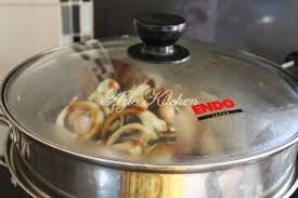 Kami beri resepi ikan ini khas untuk anda.yelah walaupun sedap,tapi harga menu ikan siakap stim halia atau limau ni kalau tak bermula rm 30 dan ke atas , tak sah kan.diorang kan nak bayar sewa,gaji serta dapat untung.jadi untuk kita yang ada anak ramai ni, beli je seekor dua ikan siakap baru sekitar rm 20 dan masak sendiri di rumah. Ikan Kerapu Stim Ala Thai Azie Kitchen