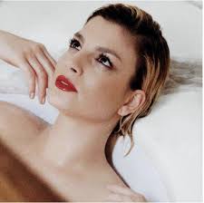 Posa nuda, insulti per Emma: Sarò una camionista ma voi siete infelici -  Giornale di Sicilia