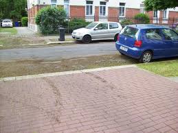 In allen parkhäusern sind stellplätze für mobilitätseingeschränkte reisende und bestehende buchungen können bis zu 24 stunden vor einfahrt kostenlos online umgebucht werden Parken An Einer Strasse Mit Grundstuckseinfahrten