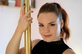 Wie eine intellektuell hoch begabte junge Frau zur Stripperin wurde