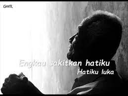 Kerna kau (hatiku luka) yang tak bertimbang rasa (hatiku luka) kulepaskan kau pergi (hatiku luka) asalkan kau bahagia (hatiku luka) ketika kau melangkahkan kaki (hatiku luka) jangan kau menoleh kepadaku (hatiku luka) ku tak. Black Dog Bone Hatiku Luka Lagi Chords Chordify